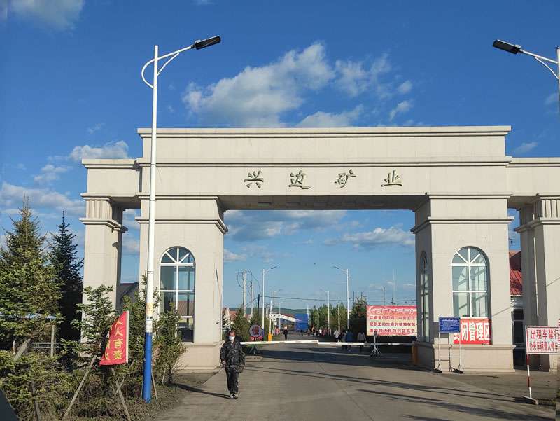 走進(jìn)黑龍江某礦業(yè)公司，華全工作人員調(diào)試2400千瓦高壓并機(jī)發(fā)電機(jī)組