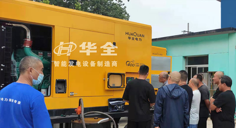 走進(jìn)河北某公共事業(yè)管理處，華全工作人員調(diào)試兩臺(tái)400千瓦發(fā)電機(jī)組